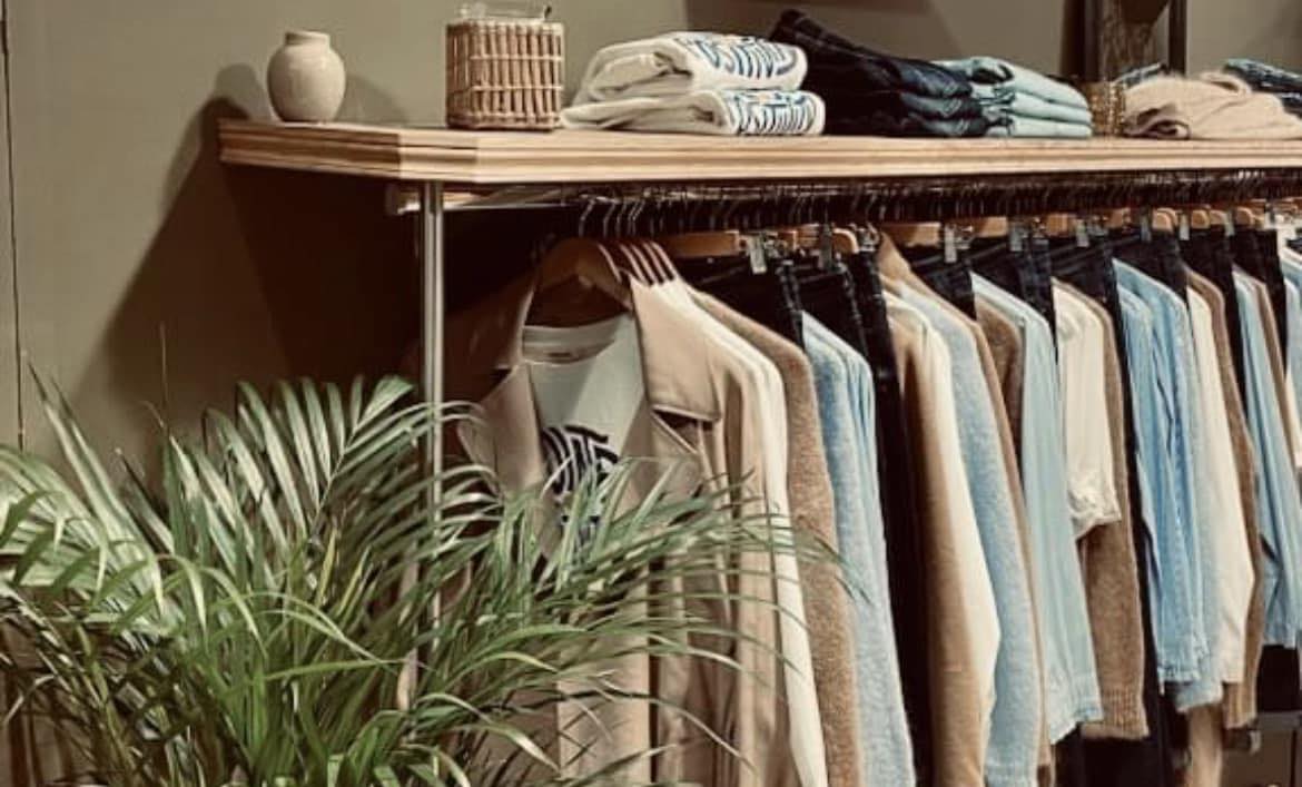  A PROPOS DE NOUS Depuis son ouverture il y a 3ans, la boutique Rue des BASKETS St-Lô s'est donné pour mot d'ordre de vous proposer une large sélection d'articles sportswear multimarques dans des quantités limités.   Venez découvrir tous nos partenaires dans la rubrique  "MARQUES" 